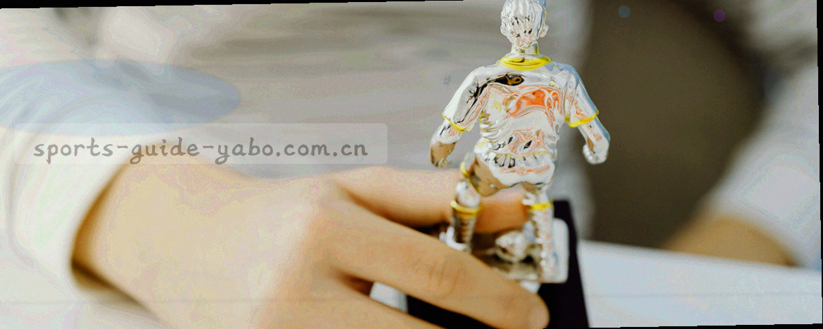 深色桌面上整齐叠放的纸张与印刷边签特写，冷调光线垂落